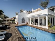 Prodej rodinného domu, Luxury & Sunny Apartment with Breathtaking View in Marbella East, Španělsko, 181 m2