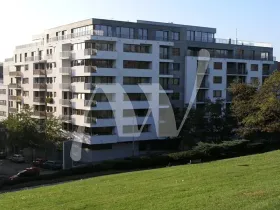 Pronájem garážového stání, Praha - Žižkov, Kališnická, 15 m2