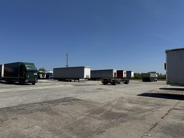 Pronájem komerčního pozemku, Holubice, 2000 m2