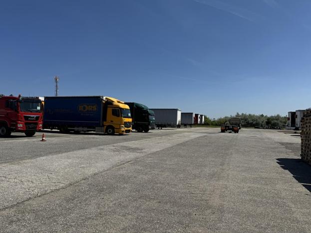 Pronájem komerčního pozemku, Holubice, 2000 m2