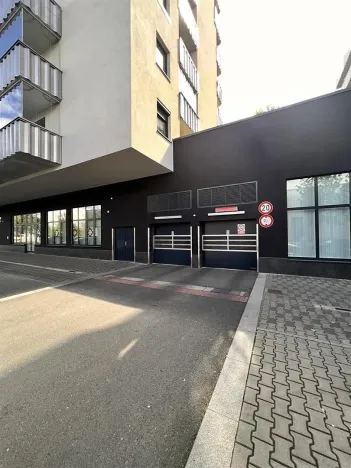 Prodej garážového stání, Praha - Strašnice, Zvěřinova, 12 m2