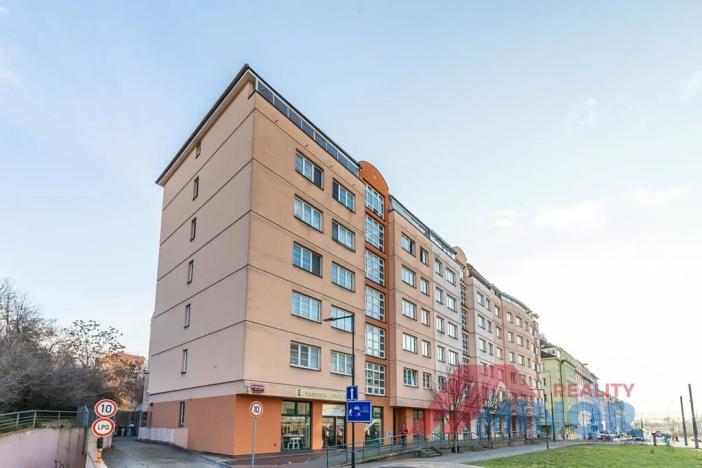 Pronájem garážového stání, Praha - Libeň, Na žertvách, 13 m2