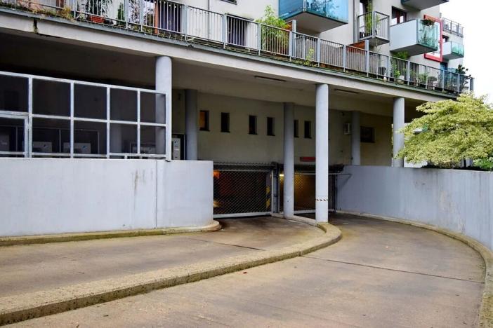 Pronájem garážového stání, Praha - Vršovice, Vršovická, 15 m2