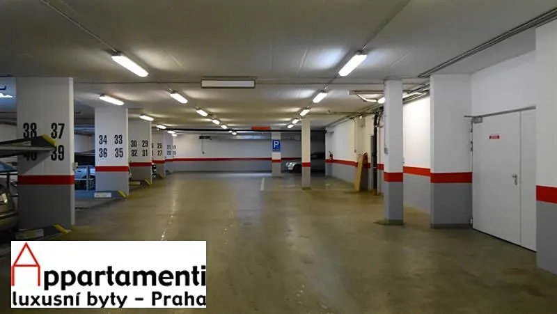 Pronájem garážového stání, Praha - Smíchov, Na Zatlance, 13 m2