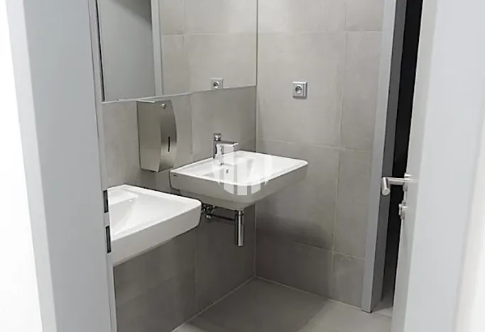 Pronájem obchodního prostoru, Praha - Vysočany, Poděbradská, 192 m2