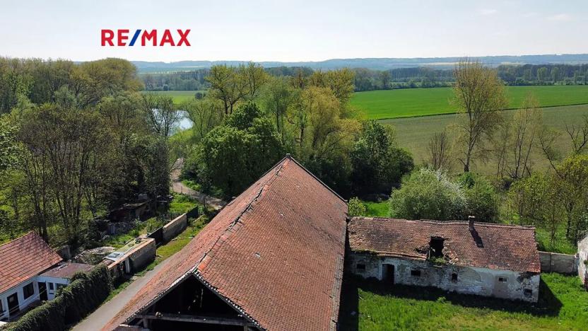 Prodej zemědělského objektu, Počedělice, 2500 m2