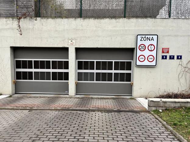 Pronájem garážového stání, Praha - Hlubočepy, Devonská, 21 m2