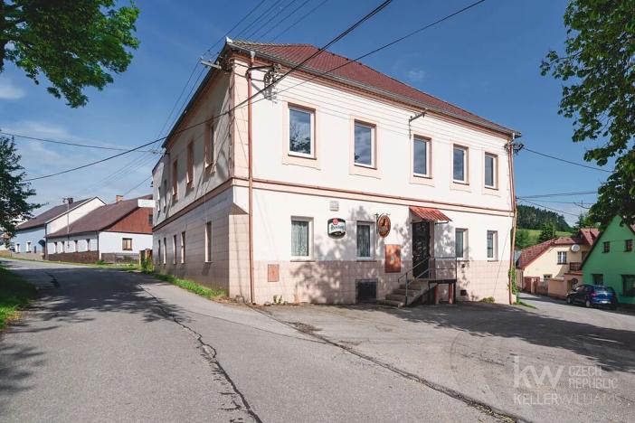 Prodej vícegeneračního domu, Zálezly, 900 m2