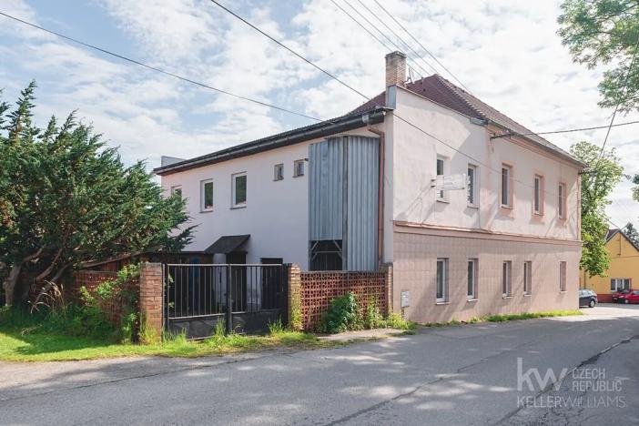 Prodej vícegeneračního domu, Zálezly, 900 m2