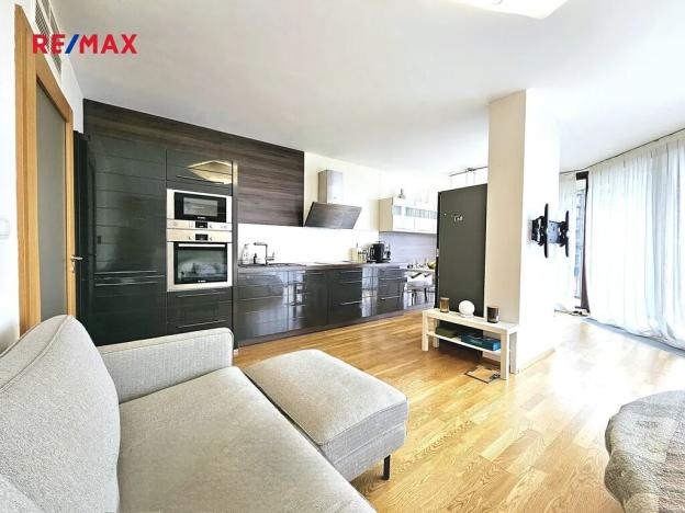 Pronájem bytu 1+kk, Praha - Žižkov, Ke kapslovně, 48 m2