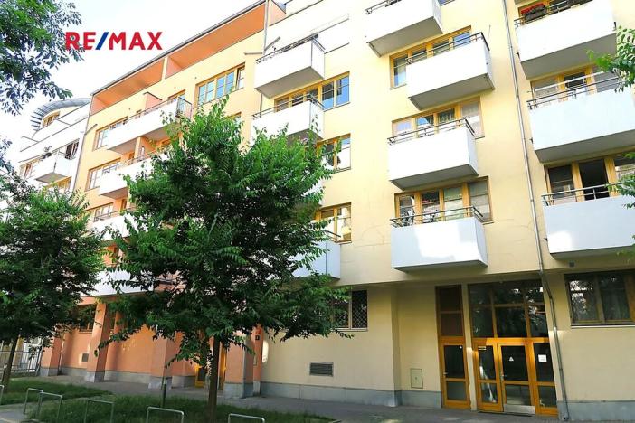 Pronájem garážového stání, Praha - Smíchov, Randova, 20 m2