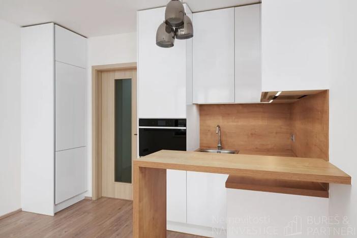 Pronájem bytu 1+kk, Praha - Vysočany, Bassova, 28 m2