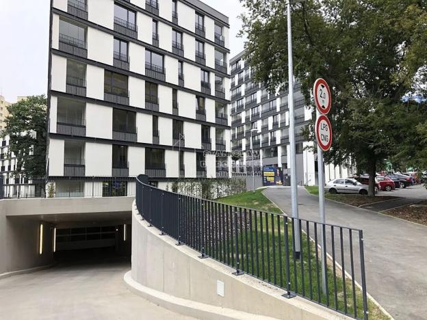 Pronájem garážového stání, Praha - Střížkov, Střížkovská, 18 m2