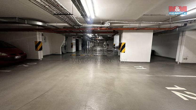 Prodej garážového stání, Praha, Názovská, 18 m2