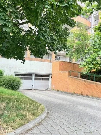 Pronájem garážového stání, Praha - Dejvice, 15 m2