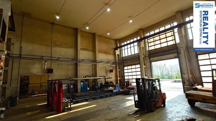 Pronájem výrobních prostor, Lišov, Hůrecká, 2357 m2