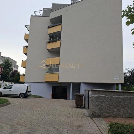 Pronájem garážového stání, Olomouc, gen. Píky, 12 m2