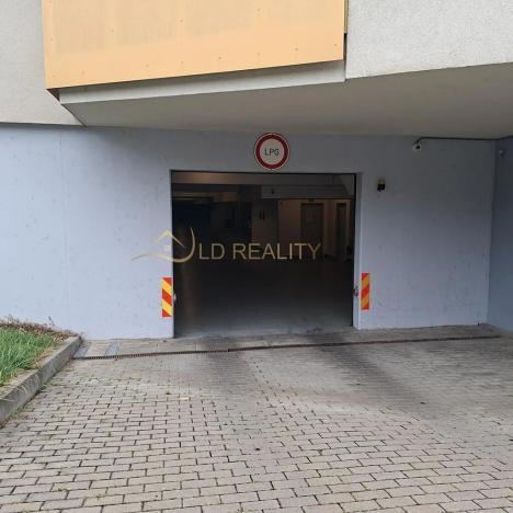 Pronájem garážového stání, Olomouc, gen. Píky, 12 m2