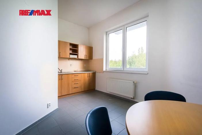 Prodej výrobních prostor, Strančice, 2325 m2