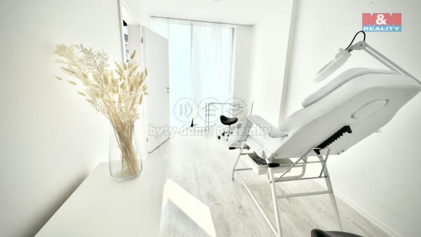 Pronájem obchodního prostoru, Praha - Modřany, Československého exilu, 18 m2