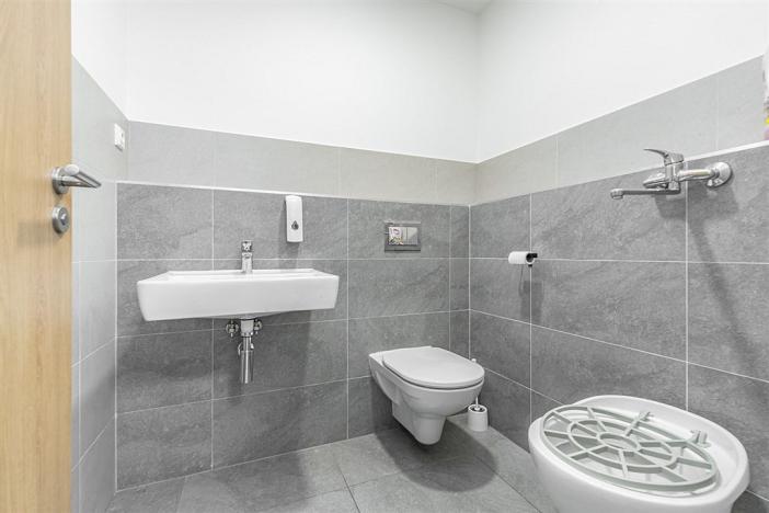 Prodej obchodního prostoru, Praha, U Pergamenky, 108 m2