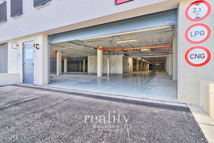 Prodej garážového stání, Znojmo, Kosmákova, 17 m2