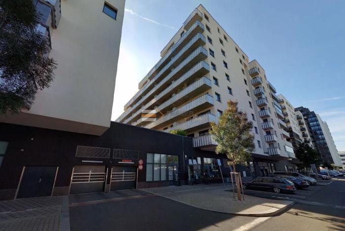 Pronájem garážového stání, Praha - Strašnice, Zvěřinova, 12 m2