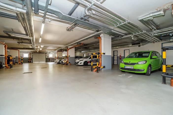 Pronájem garážového stání, Praha - Řeporyje, Wiesenthalova, 24 m2