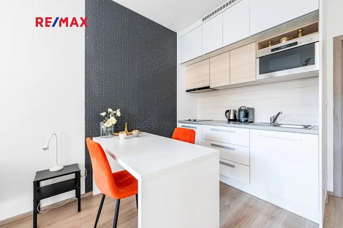 Pronájem bytu 1+kk, Praha - Vršovice, Petrohradská, 30 m2