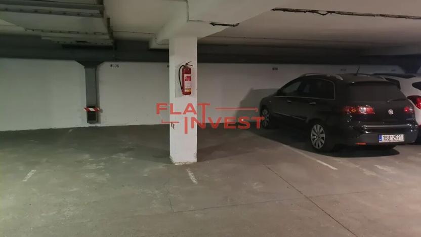 Pronájem garážového stání, Praha - Vršovice, Uzbecká, 22 m2
