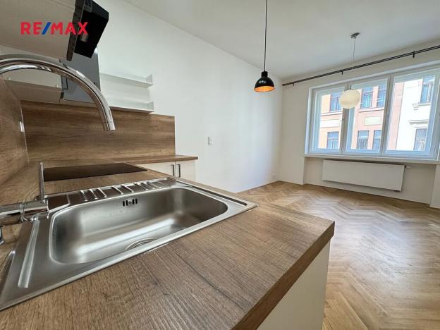 Pronájem bytu 2+kk, Praha - Vinohrady, Záhřebská, 49 m2