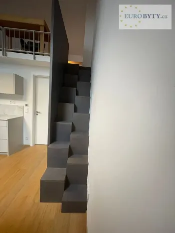 Pronájem bytu 1+kk, Praha - Vršovice, Bartoškova, 40 m2