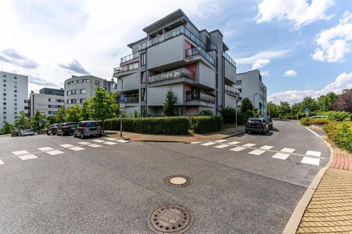 Pronájem garážového stání, Praha - Vokovice, Tibetská, 12 m2