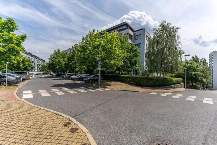 Pronájem garážového stání, Praha - Vokovice, Tibetská, 12 m2