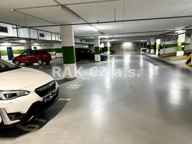 Pronájem garážového stání, Praha - Žižkov, Lukášova, 13 m2