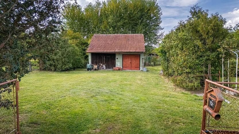 Prodej pozemku pro bydlení, Uhersko, 3765 m2