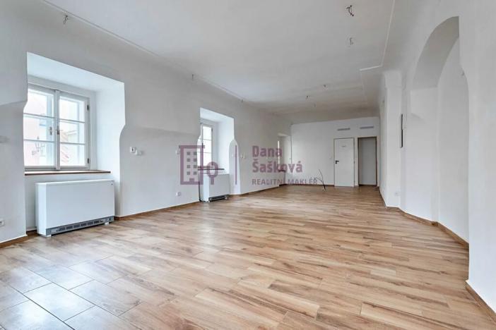 Pronájem restaurace, Jindřichův Hradec, nám. Míru, 50 m2