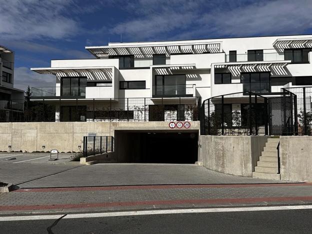 Pronájem garážového stání, Praha - Troja, Pod Hrachovkou, 16 m2