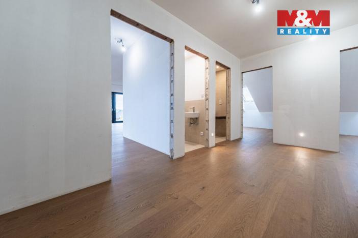 Prodej bytu 4+kk, Praha - Holyně, náměstí Pod lípou, 121 m2