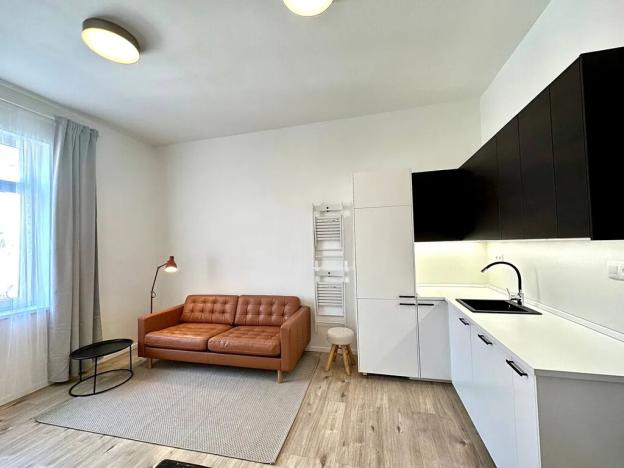 Pronájem bytu 2+kk, Praha, Zenklova, 43 m2