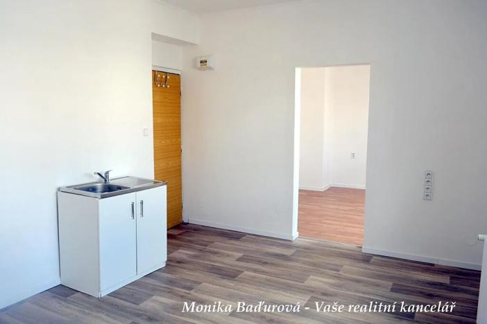 Pronájem kanceláře, Zlín, Sadová, 33 m2