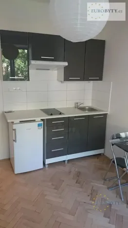 Pronájem bytu 1+kk, Praha - Vršovice, Jerevanská, 30 m2