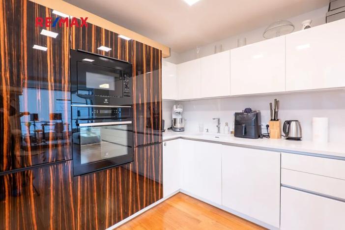 Pronájem bytu 2+kk, Praha - Holešovice, Komunardů, 68 m2