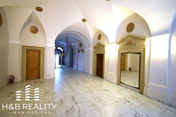 Pronájem obchodního prostoru, Praha - Malá Strana, Malostranské náměstí, 210 m2