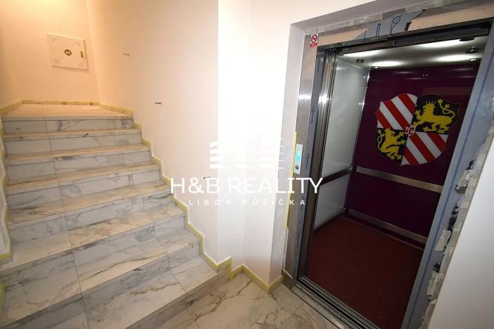 Pronájem obchodního prostoru, Praha - Malá Strana, Malostranské náměstí, 210 m2