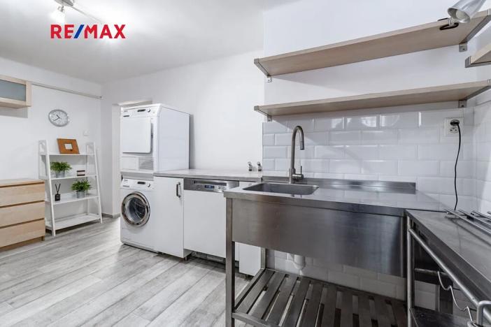 Prodej kanceláře, Praha - Karlín, Pernerova, 60 m2