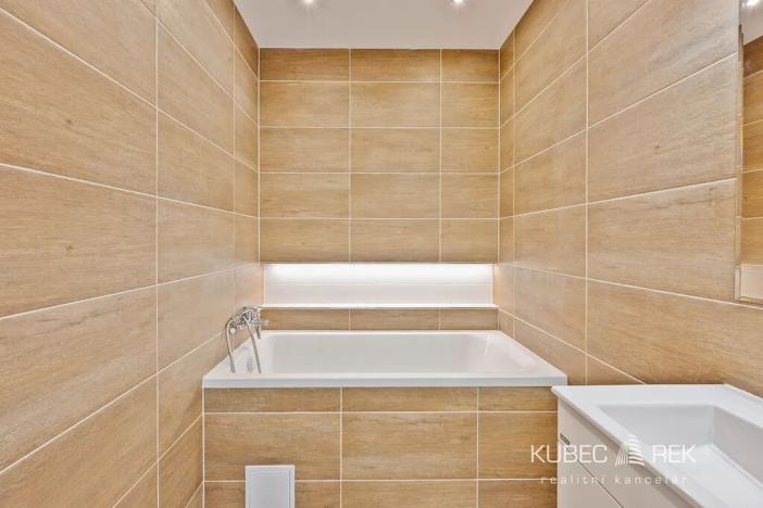 Prodej bytu 2+kk, Jindřichův Hradec, sídliště Vajgar, 43 m2