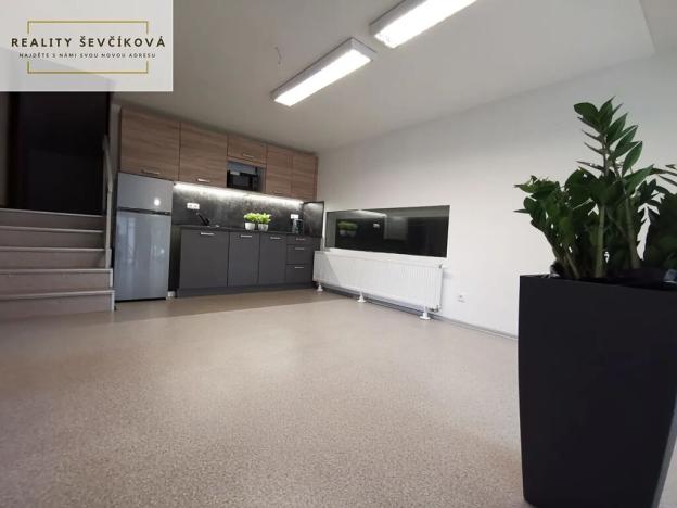 Pronájem obchodního prostoru, Hradec Králové, Vlčkovická, 700 m2