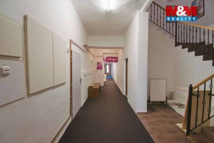 Pronájem obchodního prostoru, Valašské Meziříčí, Náměstí, 32 m2