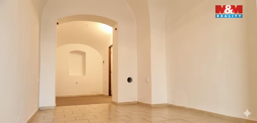 Pronájem obchodního prostoru, Přelouč, Masarykovo náměstí, 26 m2